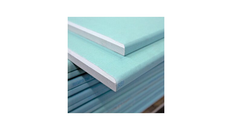 Rigips Die Leichte RBI 25 (imprägniert), grüne Rigipsplatten aufeinander gestapelt